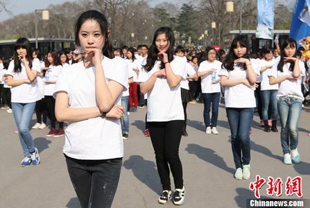 女子跑马拉松时鞋底掉落光脚跑完